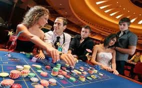 Meja Caribbean Stud Poker langsung dengan dealer profesional di studio logika138